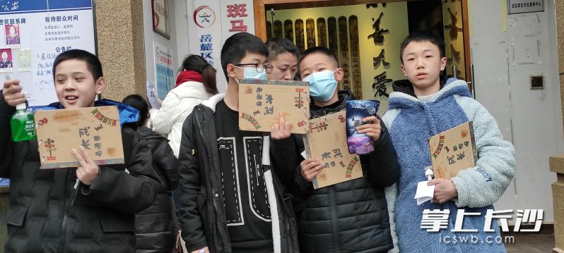 孩子们展示亲子创意相册。 长沙晚报通讯员 陈洁 供图