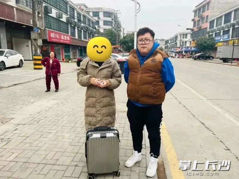 王巍将行李箱送回常德欧女士家人手中。均为通讯员 供图