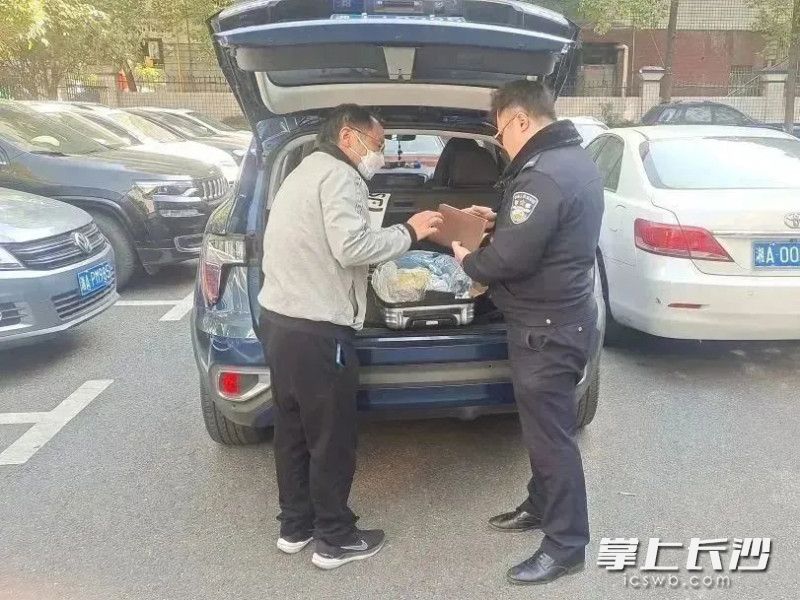 吴先生在四方坪派出所取回被错拿的行李箱。