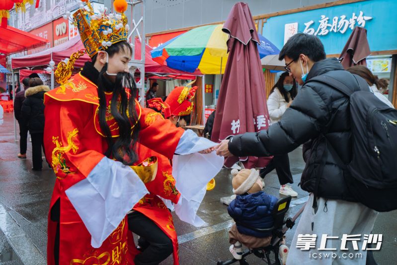 财神爷给参加活动的居民群众发红包。  均为长沙晚报全媒体记者颜家文摄