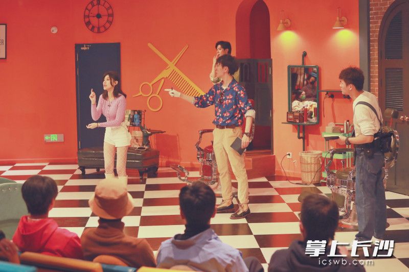 《疯狂理发店》演员与观众互动。长沙晚报全媒体记者 陈卓 摄