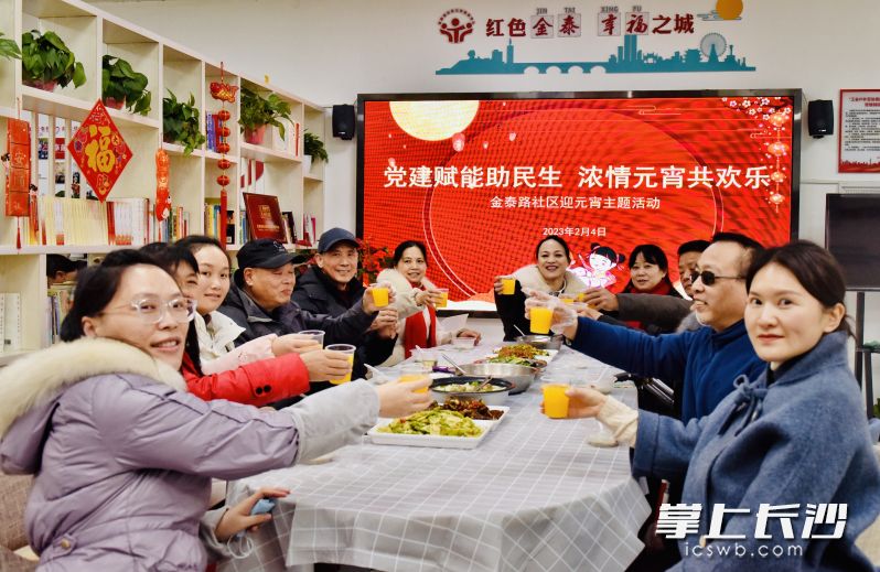 厨艺达人做一桌当家好菜，欢乐团圆在网格。