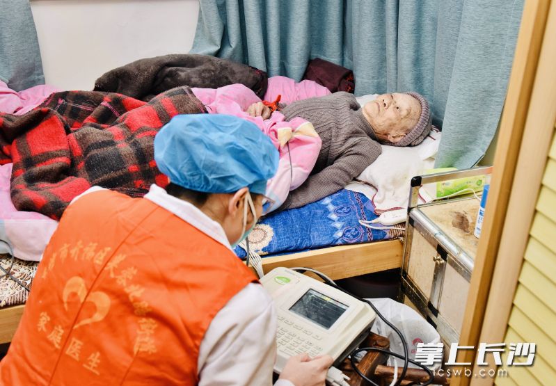 家庭医生上门为老人做诊疗。