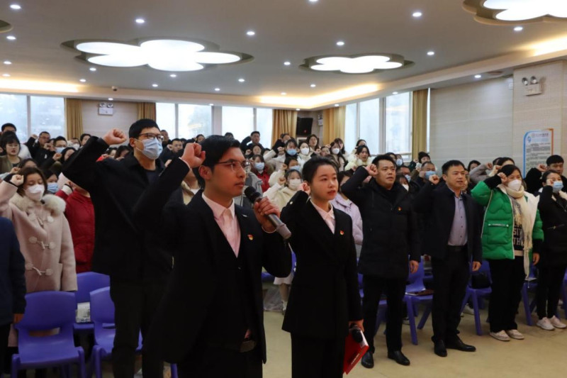 开学在即，开福区清水塘实验学校开展清廉学校主题教育活动。这是该校全体教师庄严宣誓，争做让社会、家长、学生满意的教育工作者。