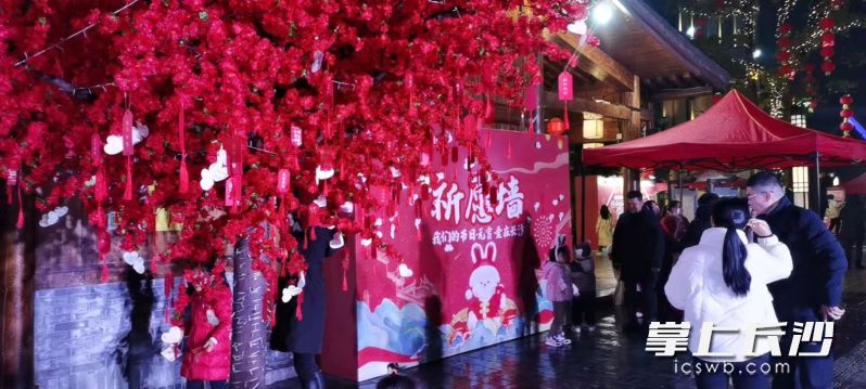 洋湖水街过节氛围浓。  均为通讯员供图