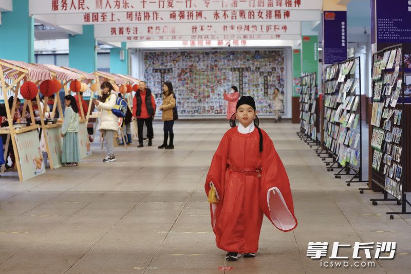 小小少年郎意气风发地走了过来。