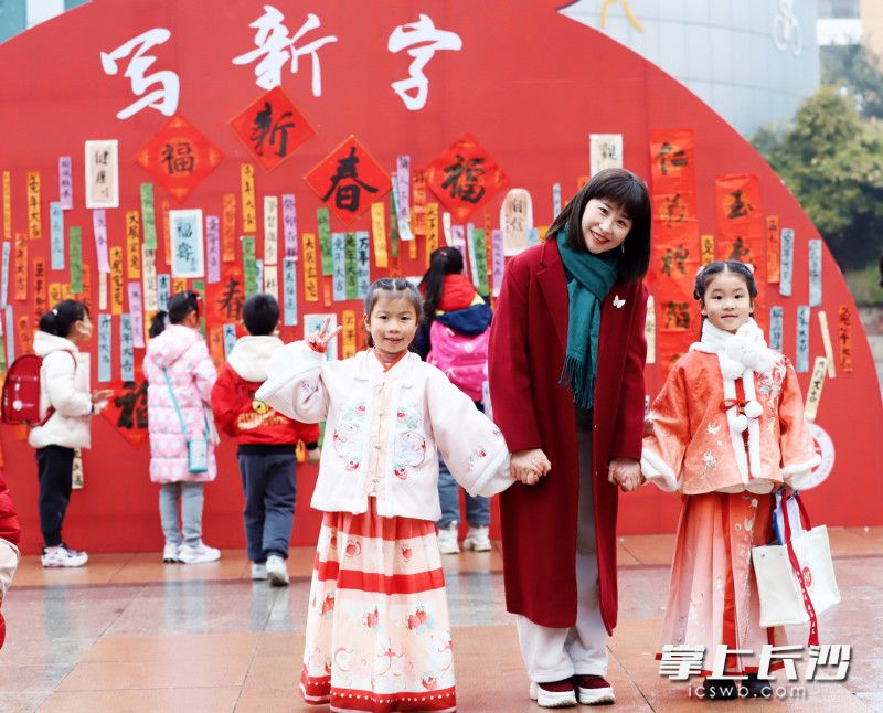 在灯笼上写上祝福，迎接春天。