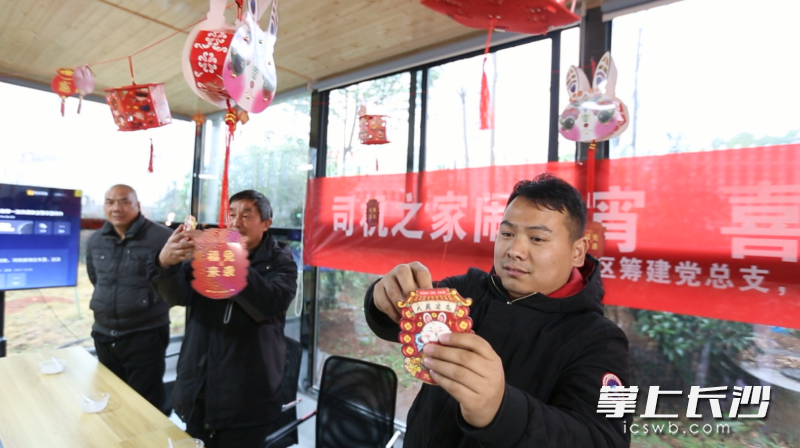 货车司机们正在踊跃参与猜灯谜活动。