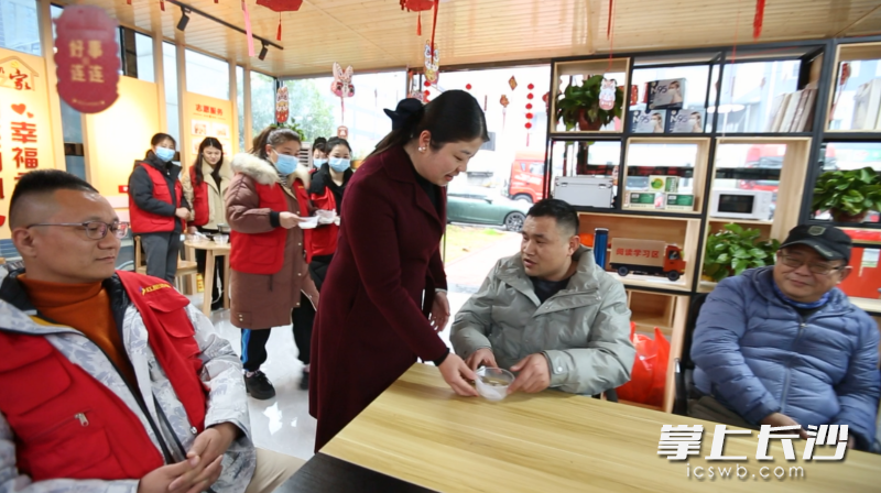 同升街道和红星冷链的党员志愿者们将煮好的汤圆端给司机们。