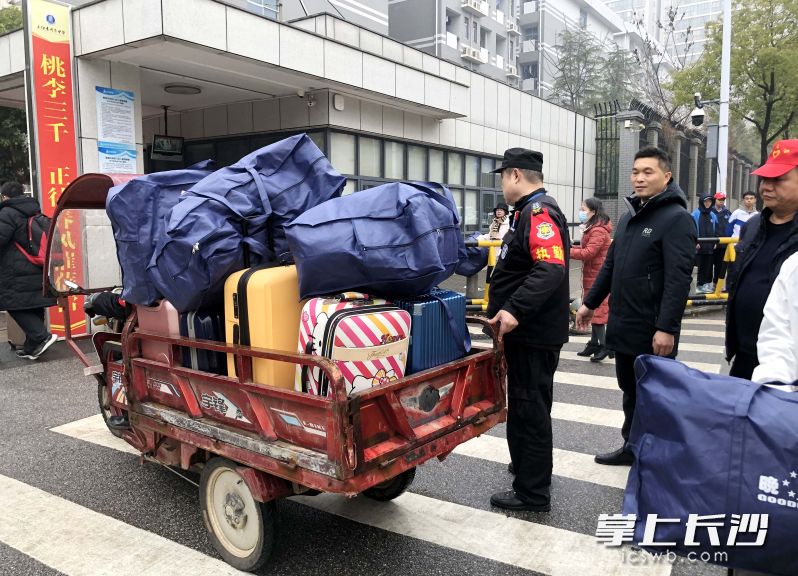学校安排数辆电动三轮车帮助学子转运行李。