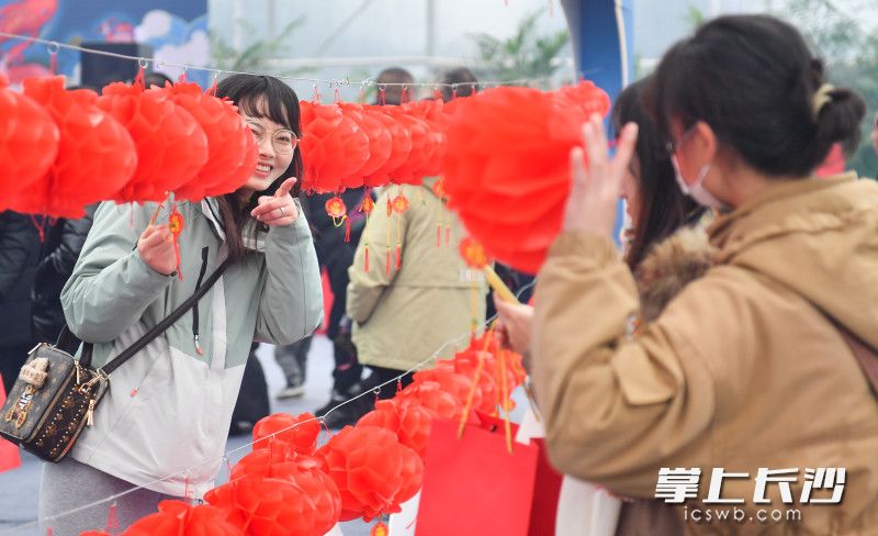  活动现场，不仅可以免费品尝“现煮汤圆”，还精心准备了诗词作品展、乐猜灯谜、游玩互动等丰富多彩的活动。