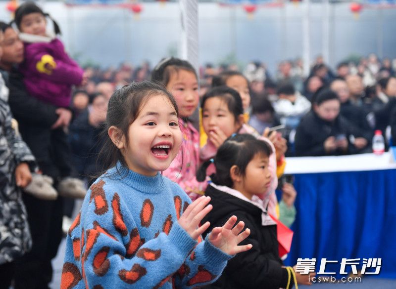 孩子们们看演出看的激动不已。