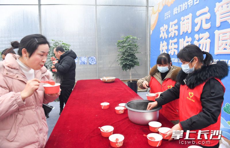 免费品尝“现煮汤圆”。