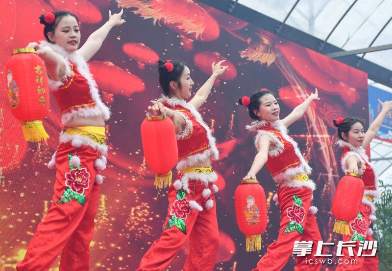 载歌载舞庆元宵。