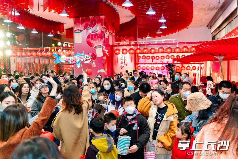 “千灯共阅 宵遥书会”元宵灯会吸引广大市民参与。