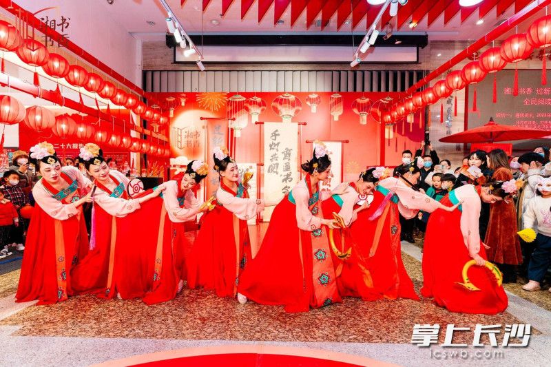 美轮美奂的仕女游园表演。