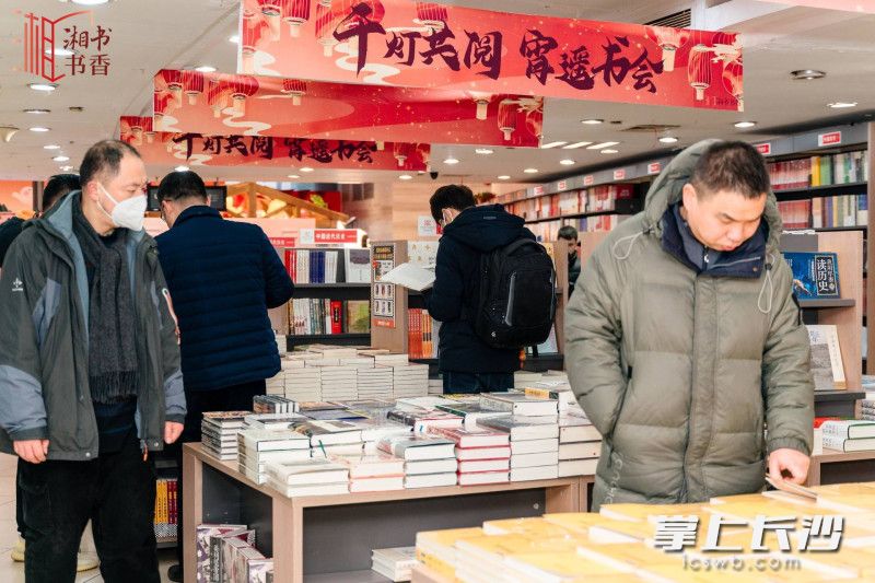市民在活动现场选购书籍。