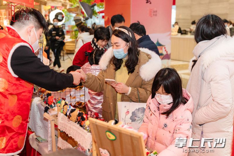 新春民俗体验吸引市民目光。