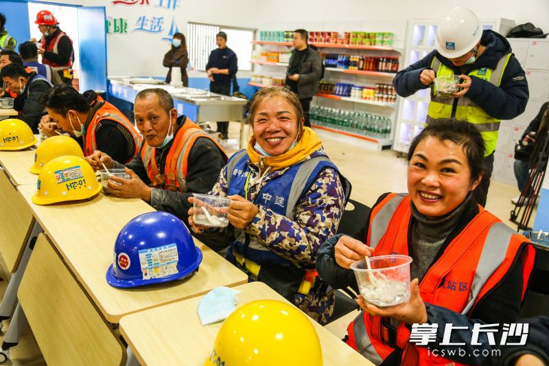 中建八局长沙机场T3航站楼项目在工地现场设立元宵发放点，将煮好的汤圆一一送到大家手中，让一线的工友都能吃上热腾腾的汤圆。长沙晚报 全媒体记者 陈焕明 通讯员 何洪威 李想 摄影报道