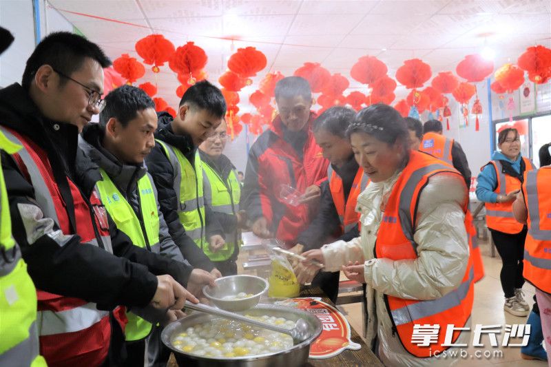 中建五局长沙机场GTC项目正在为工友们分发元宵。长沙晚报全媒体记者 陈焕明 通讯员 赵紫薇 摄影报道