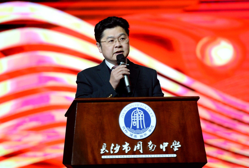 长沙市周南中学校长陈新春在开学典礼上讲话。