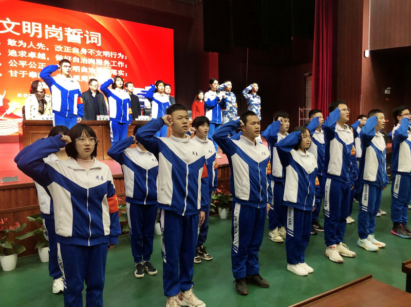 在今日举行的开学典礼上，长沙市周南中学学子在“文明自治岗行动”启动式上集体宣誓，立志为“品质周南”建设贡献力量。长沙晚报全媒体记者 石祯专 摄