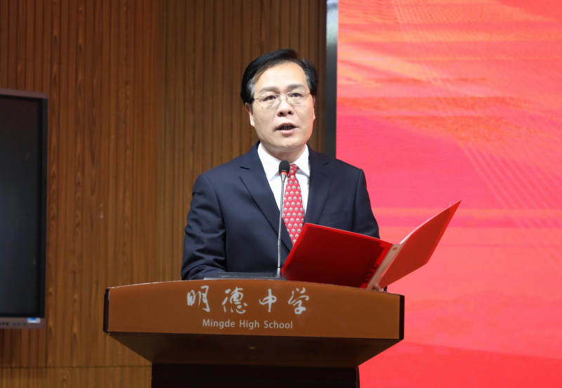 长沙市明德中学校长王胜楚在开学典礼上讲话。 