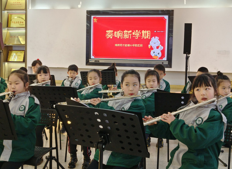 学校交响乐团演奏了网红歌曲《98K》,“奏响”新学期。均为长沙晚报通讯员 刘志勇 全媒体记者 陈良 摄 学校交响乐团演奏了网红歌曲《98K》,“奏响”新学期。均为长沙晚报通讯员 刘志勇 全媒体记者 陈良 摄