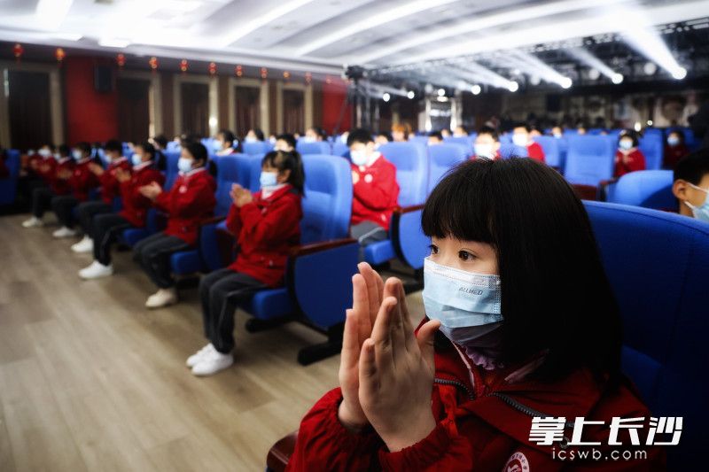 砂子塘小学的孩子们认真地观看着开学第一课。