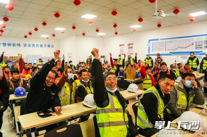 工友参与猜灯谜抢答