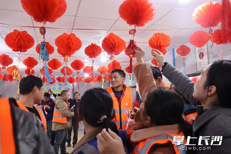 工友们正在猜灯谜