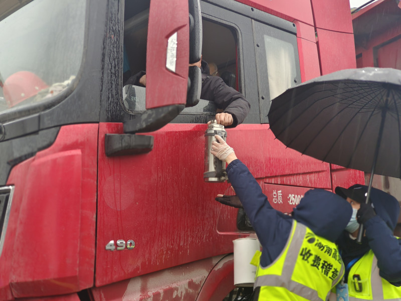 2月6日15时，长沙绕城高速白竹收费站接通知进行入口临时管制，工作人员暖心服务，主动送上热茶、热粥，让司乘人员暖胃又暖心。 均为长沙晚报通讯员 王敏桦 摄