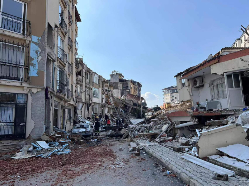 土耳其地震灾区现场倒塌、破碎、开裂的楼房随处可见。通讯员 李家宇 供图