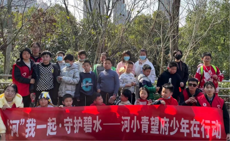 望城中小学生利用寒假，积极参加“‘河’我一起•守护碧水”环保志愿服务活动。均为长沙晚报通讯员 李岸 供图