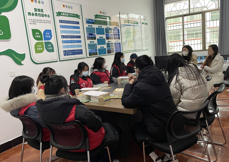 返乡大学生们参观望城区河小青行动中心后，纷纷报名加入“河小青”队伍。