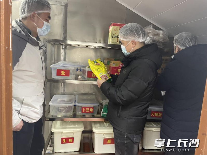 工作人员对食品标签标识、生产日期、保质期等进行详细检查。均为长沙晚报全媒体记者 颜家文摄