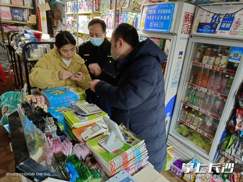 工作人员对食品购进台账进行检查。