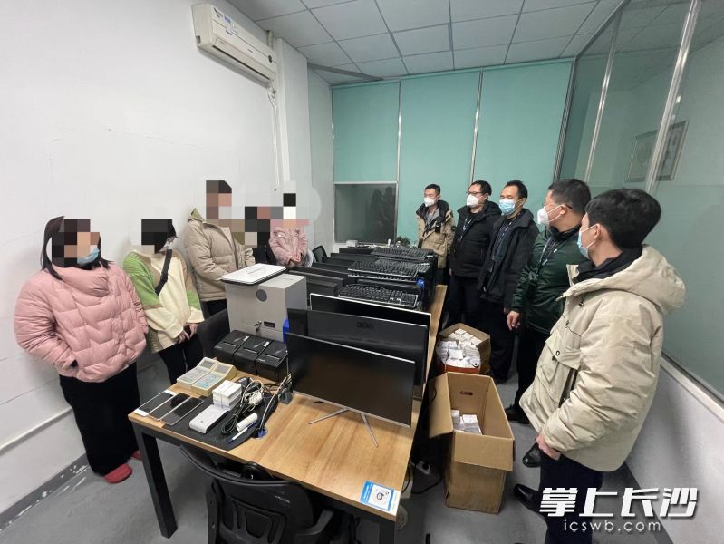 铁路警方在涉案窝点查获相关人员及作案使用的电脑等物品。 均为长沙铁路公安处供图