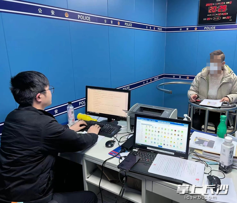 民警正在审讯涉案嫌疑人。 警方供图