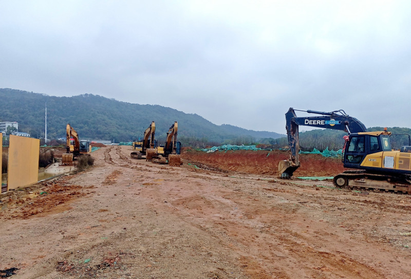 湘江科创基地二期首开产业园区——科技创智园项目建设全面动工，目前正进行场平土方施工。长沙晚报全媒体记者 陈焕明 通讯员 谢璐莎 摄影报道