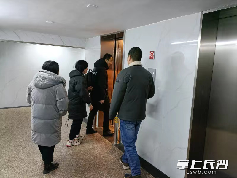 4台老旧电梯全部更换，业主们兴高采烈乘坐新电梯。长沙晚报全媒体记者 颜家文摄
