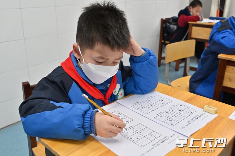 小选手认真答题。