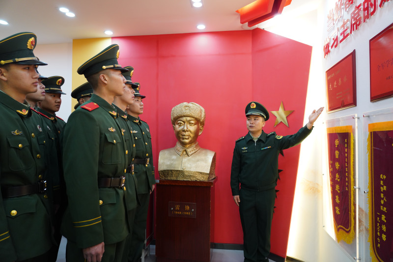 武警望城中队坚持以雷锋精神建队育人。图为新兵们听取该中队负责人介绍学雷锋情况。均为长沙晚报通讯员 邹涛  彭健　摄影报道