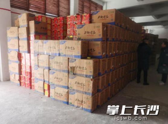 被扣押的山寨烟花。通讯员 供图