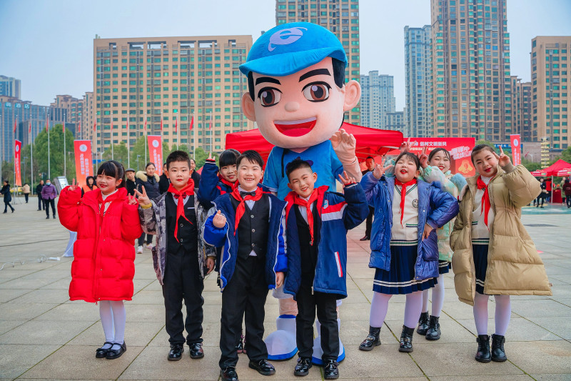 学雷锋的种子在孩子们心中扎下了根。