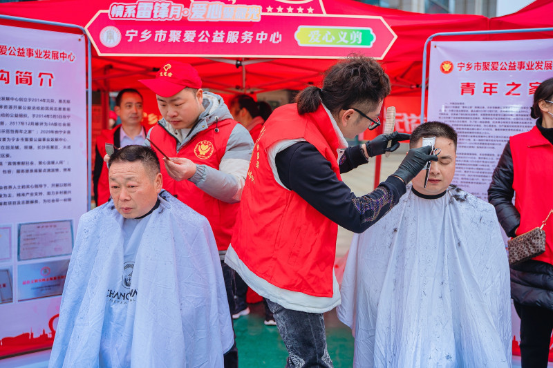 美容美发师现场为市民义剪。