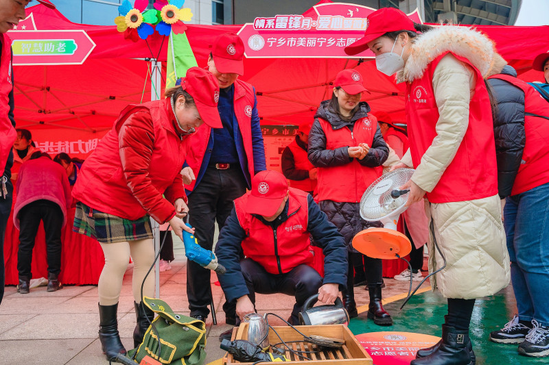 维修师傅为市民义务修理小家电。