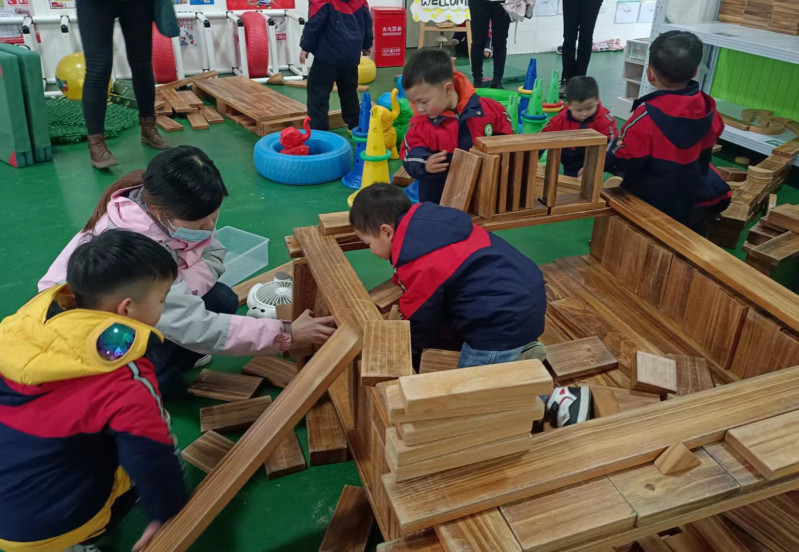 童心幼儿园的孩子们在用木料搭建各种“建筑”。均为长沙晚报全媒体记者 陈良 摄 童心幼儿园的孩子们在用木料搭建各种“建筑”。均为长沙晚报全媒体记者 陈良 摄