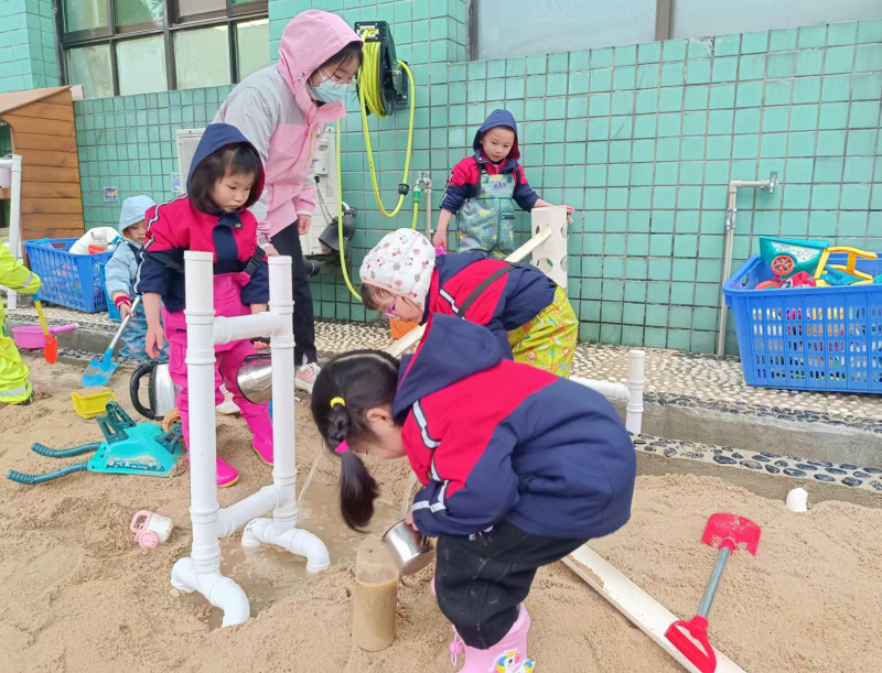 孩子们在沙水区玩耍。 孩子们在沙水区玩耍。