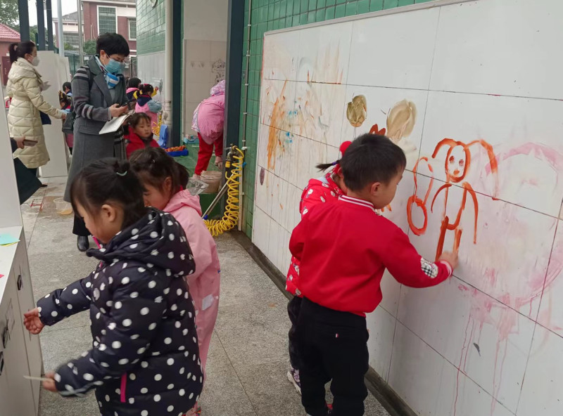 在涂鸦区画画。 在涂鸦区画画。